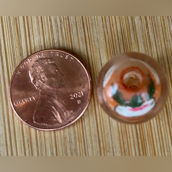 Reverse painted glass, bead, half inch diameter with white bunny in the garden - Picture 10 of 13